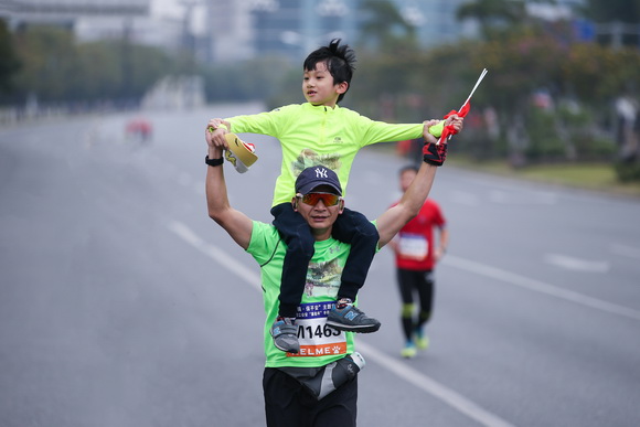 2015年晋江公安“廉能杯”半程马拉松赛,一对参加比赛的父子。.jpg
