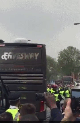 曼联大巴被球迷打砸比赛推迟.gif