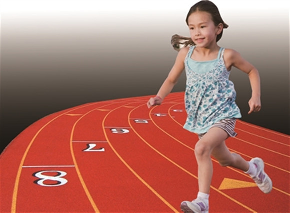 孩子在跑道_副本.jpg