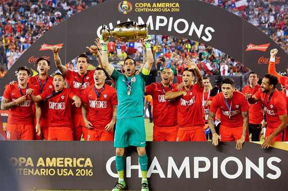 智利捧得百年美洲杯.jpg