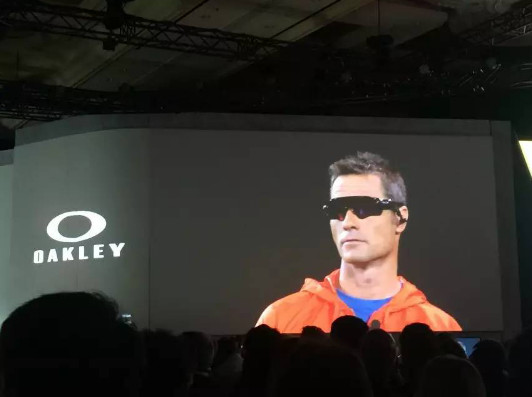 玩极限运动 你得有个酷炫的眼镜才行.jpg