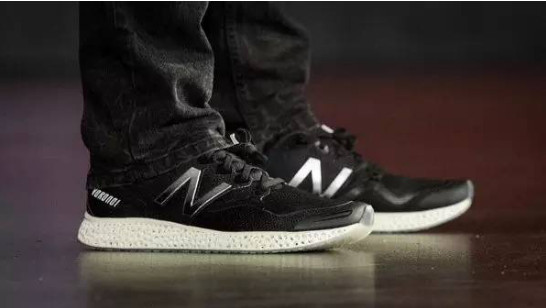 英特尔打印了一双跑鞋 贴上了NB的标.jpg