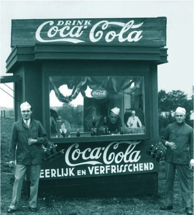 1928年,可口可乐在阿姆斯特丹奥运会场馆周围设立饮料售卖亭.jpg