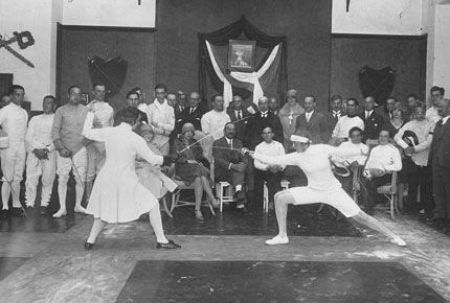 1928阿姆斯特丹奥运会击剑比萨(那时的运动员可以穿裙子和短裤).jpg