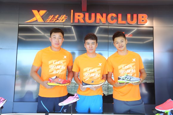 谢震业、陈定、赵庆刚在特步跑步俱乐部展示马拉松专业跑鞋.jpg