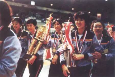 1981年,首次夺得“世界杯”女子排球赛冠军的中国女排队员载誉归来。.jpeg