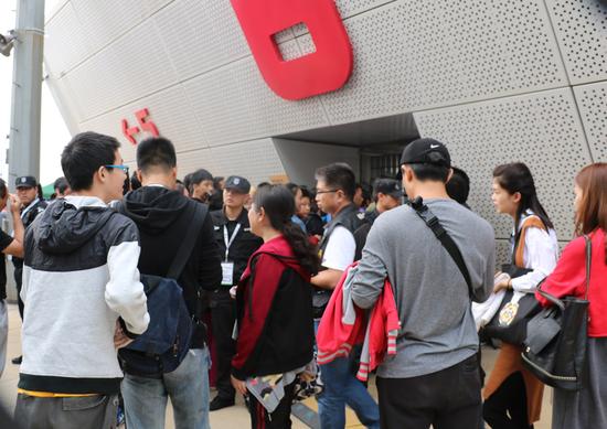 火!纳达尔比赛有票也看不了 保安拒迟到球迷入场.jpeg