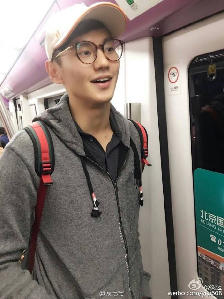 宁泽涛 地铁.jpg