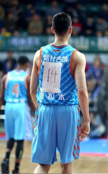 CBA联赛再现业余表现,球员贴纸号码牌.jpg