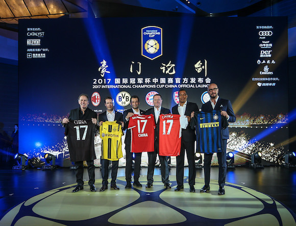 图:五位名宿代表原效力俱乐部赠送17号球衣给国际冠军杯中国赛主办方代表,嘉达利锋集团创始人兼主席Patrick Murphy马明辉先生.jpg