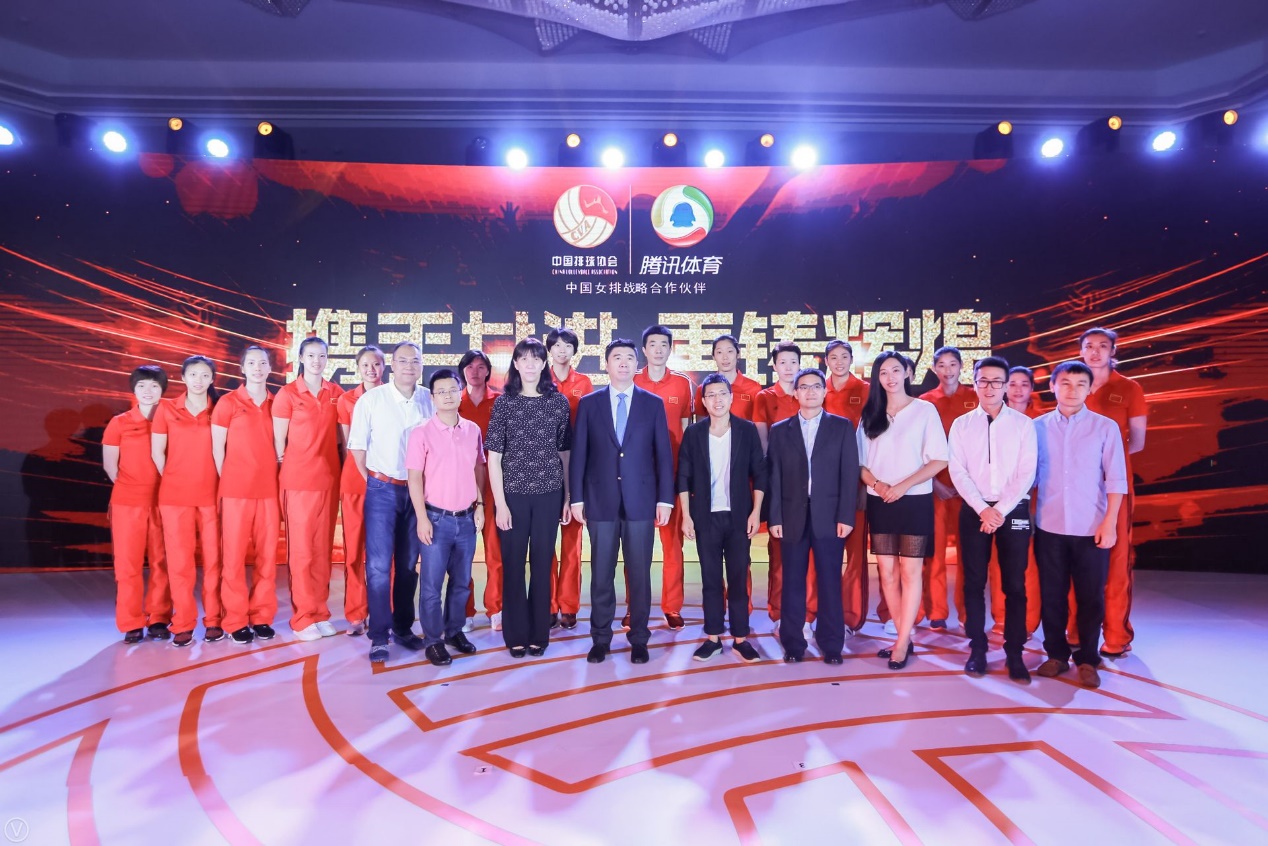 中国女排、排管中心及腾讯体育全体嘉宾合影.jpg