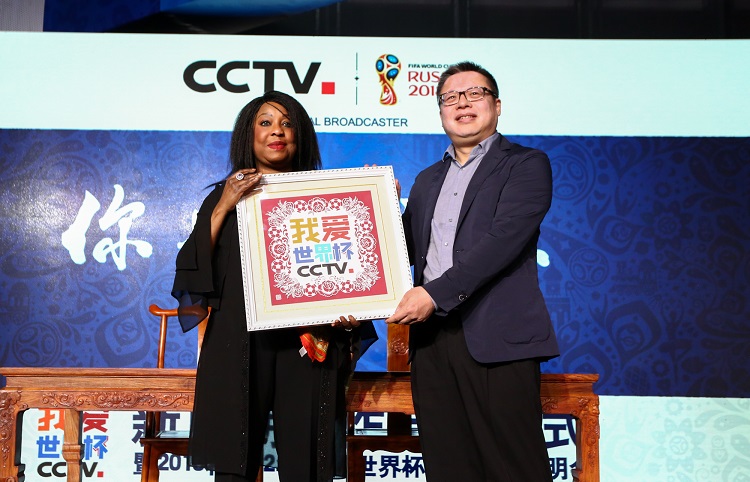 中央电视台副总编辑彭健明与国际足联秘书长萨莫拉交换礼物 (2).jpg