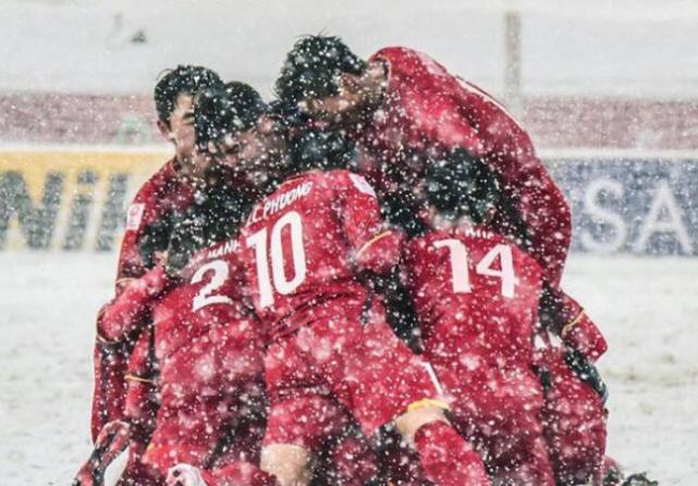 越南 雪中庆祝进球.jpg