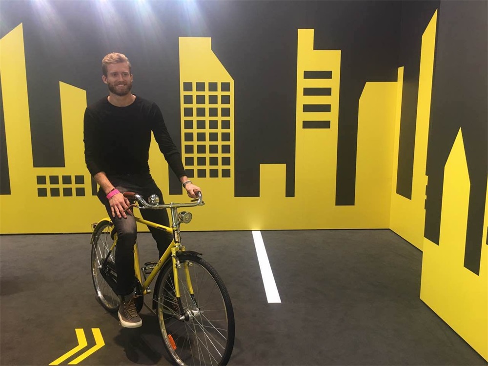 ofo小黄车亮相法兰克福车展,球星许尔勒试骑定制版自行车.jpg