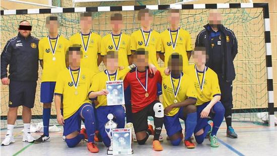 德国联赛青年队集体行纳粹礼 全队禁赛主帅被解雇.jpeg