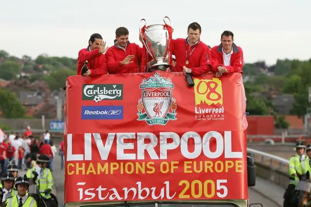 2005年利物浦夺得欧冠冠军后的游行大巴.jpg