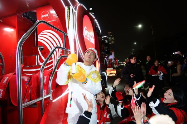 韩国平昌冬奥会 可口可乐火炬传递.jpg