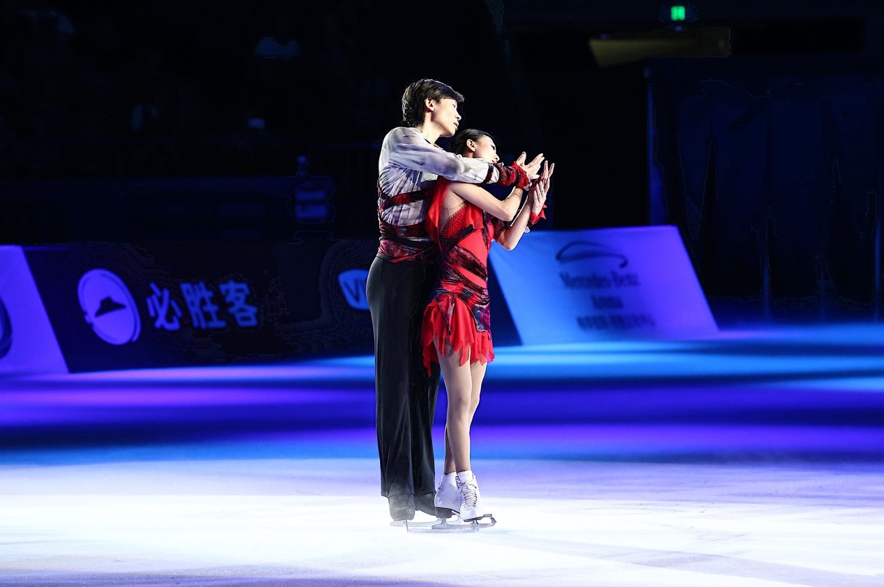 11-冰上之星上海站精彩落幕,花滑巨星献上视听盛宴.jpg