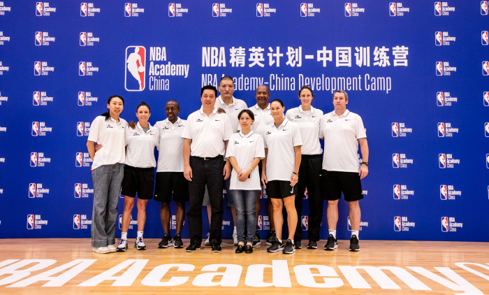 NBA精英计划-中国训练营开营仪式嘉宾与NBA精英计划全体技术总监合影.jpg