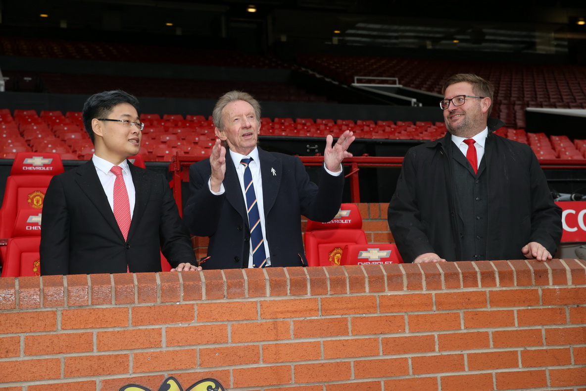 2-曼联俱乐部传奇球员丹尼斯·劳和张博(华锐世纪CEO)以及理查德·阿诺德分享他在曼联的美好回忆.jpg