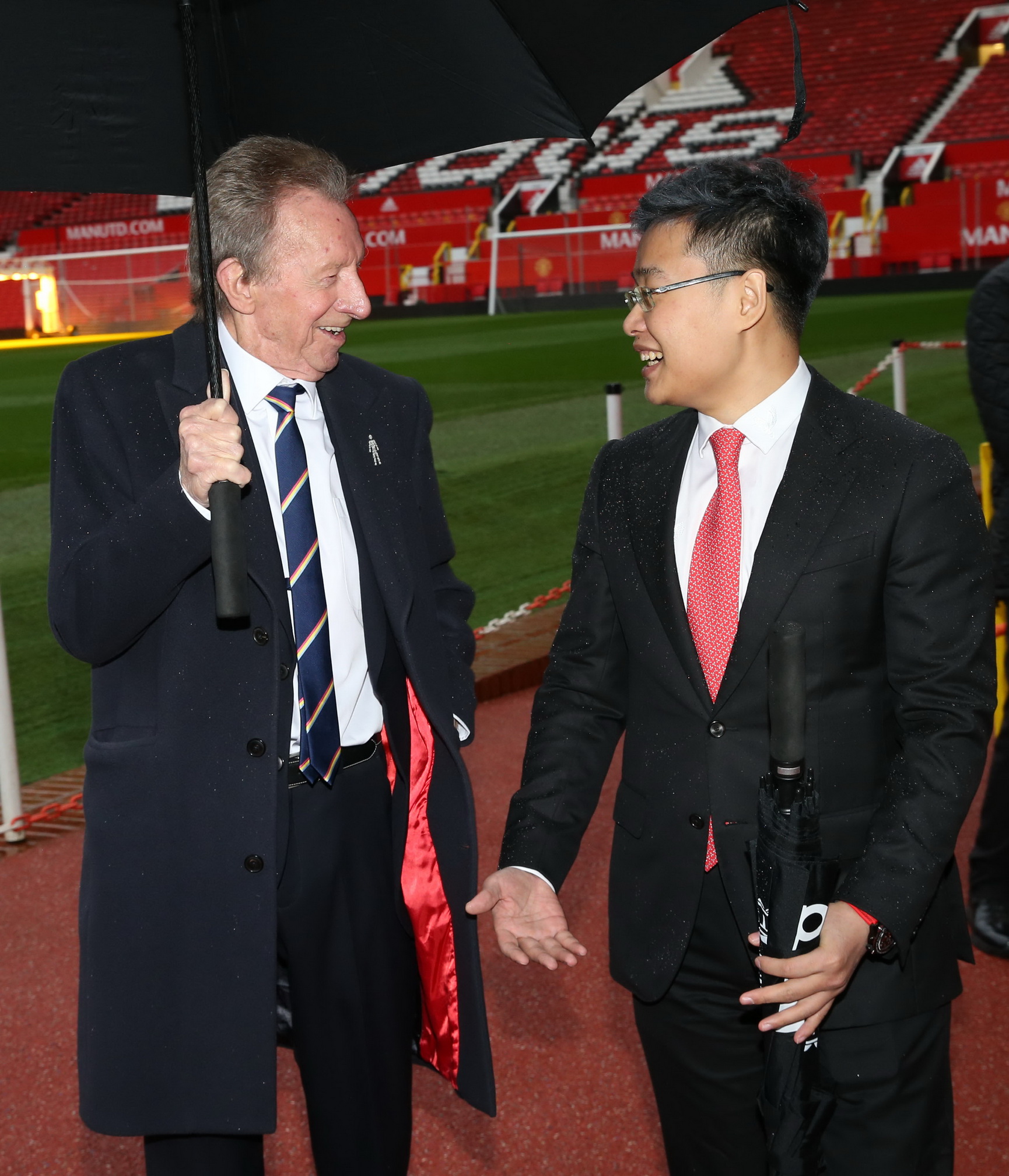 1-曼联俱乐部传奇球员丹尼斯·劳和张博(华锐世纪CEO)以及理查德·阿诺德分享他在曼联的美好回忆.jpg