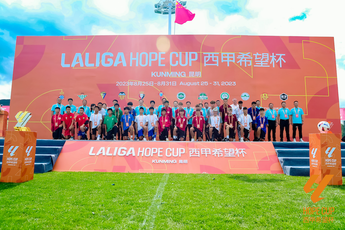 1693142238809740.png 团队合影.png